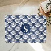 ネイビーとホワイトのシーシェル コースト モノグラム バスマット