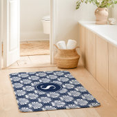 ネイビーとホワイトのシーシェル コースト モノグラム バスマット