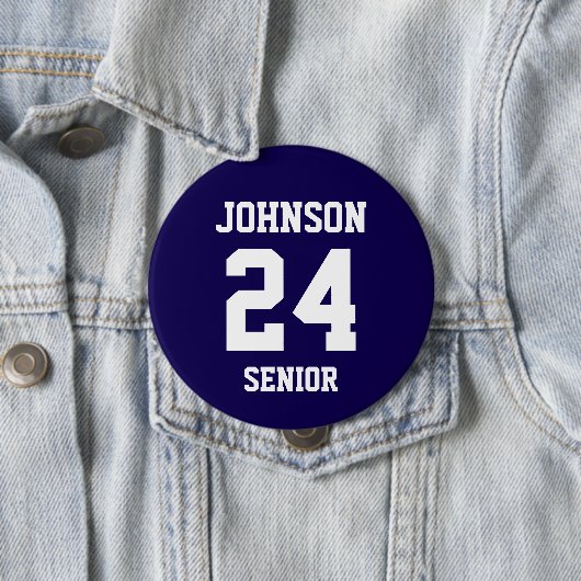 ネイビーとホワイトのスポーツ選手用背番号入りジャージ 缶バッジ (インサイチュ)
