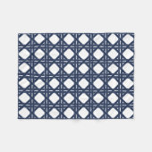 ネイビーとホワイトサマーラタンのバスケット織りパターン フリースブランケット (正面(横))