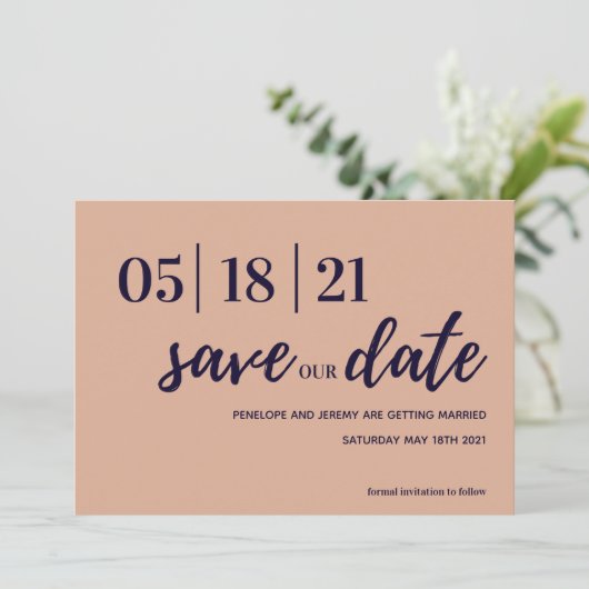 ネイビーと赤面のモダンピンクのスクリプトは日付を保存 セーブザデート (スタンド正面)