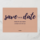 ネイビーと赤面ピンクの金ゴールドフォイルのスクリプトは日付を保存 箔招待状 (裏面)