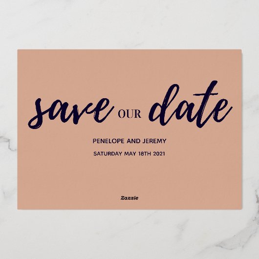 ネイビーと赤面ピンクの金ゴールドフォイルのスクリプトは日付を保存 箔招待状 (裏面)