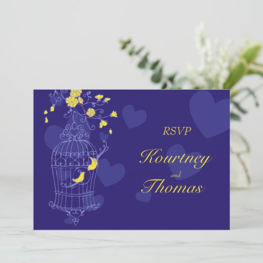 ネイビーと黄色の鳥が開いたケージの結婚式の出欠確認カード 招待状 (スタンド正面)