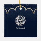 ネイビーのアラビア書道アート Eid Mubarak セラミックオーナメント (正面)