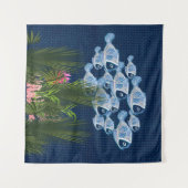 ネイビーのテクスチャ、魚、ピンクの珊瑚 タペストリー (正面(横))