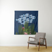 ネイビーのテクスチャ、魚、ピンクの珊瑚 タペストリー (インサイチュ)