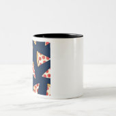 ネイビーのピザのスライス ツートーンマグカップ (中央)