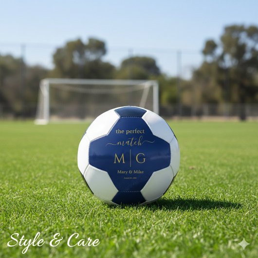 ネイビーのモノグラム入りペアサッカーボール "The Perfect Match" サッカーボール