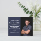 ネイビーの卒業記念フォト「Save the Date」カスタム ポストカード (スタンド正面)