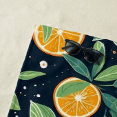 ネイビーの柑橘類 ビーチタオル (インサイチュ)