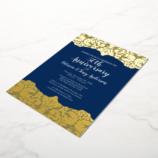ネイビーの結婚記念日写真とゴールドレース 箔招待状 (回転した状態)