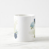 ネイビーほこりまみれの青いフローラ コーヒーマグカップ (中央)