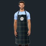 ネイビーエレガントブルーとグリーンプライドのモノグラム エプロン<br><div class="desc">無モダン時のデザインとモノグラムを特徴とするクリスマスエプロンにミュートされたネイビーブルーとグリーンプレイドの背景。</div>