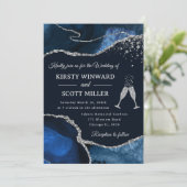 ネイビーエレガントブルーとシルバーのグリッターアゲート結婚ズ 招待状 (スタンド正面)