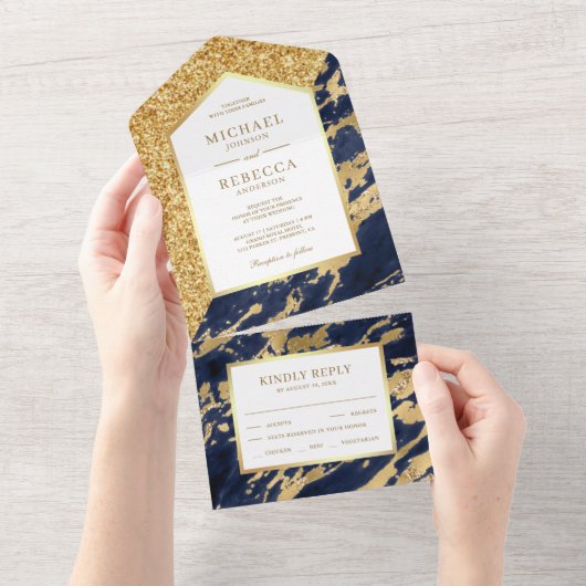 ネイビーエレガントブルーと金ゴールドグリッターマーブル結婚ズ オールインワン招待状 (貼ってはがせる)