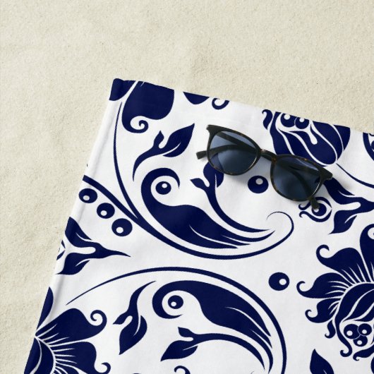ネイビーエレガントブルーのフローラダマスク模様 ビーチタオル (インサイチュ)