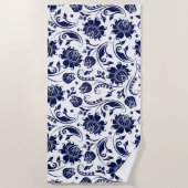 ネイビーエレガントブルーのフローラダマスク模様 ビーチタオル (正面)