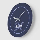 ネイビーエレガントブルーモノグラム姓   ラージ壁時計 (傾斜)