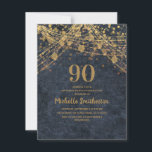 ネイビーエレガントブルー金ゴールドストリングライト90th 招待状<br><div class="desc">ネイビエレガントーブルー90th誕生日パーティーへの招待と輝く金ゴールドストリングライトときらめく《写真》ぼけ味。連絡救済カスタマイズまたは一致する製品のための私たち</div>
