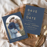 ネイビーエレガントブルーSave the Date Photo Minimalist セーブザデート<br><div class="desc">のネイビ結婚ーブルーと金ゴールド正面に写真がある日付カードを保存。Save the Dateカードには手で書いたモダン草書タイポグラフィが含まれエレガント、シンプルとミニマルモダンムな結婚式の日のお祝いの後に使用すシンプルる。</div>