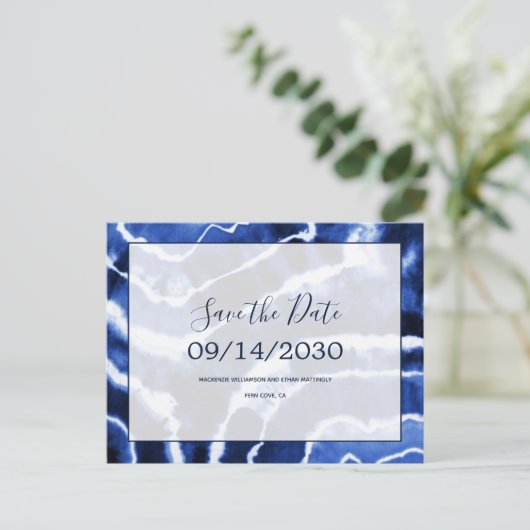 ネイビーエレガントマーブル絞り染め結婚式の日付を保存 案内ポストカード (スタンド正面)