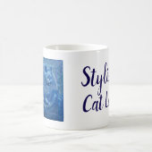 ネイビーカスタムブルーアールヌーボーキャットスタイリッシュキャットレディ コーヒーマグカップ (中央)