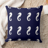 ネイビーカスタムブルー枕に白い海馬 クッション (ブランケット)