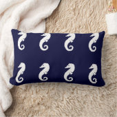 ネイビーカスタムブルー枕に白い海馬 ランバークッション (ブランケット)