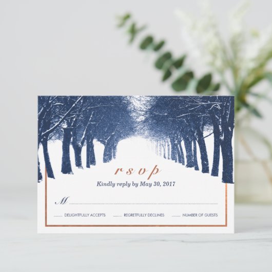 ネイビーカッパーウィンターツリーズアベニューウェディングRSVPカード 出欠カード (スタンド正面)