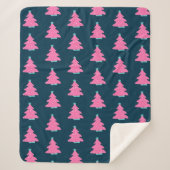 ネイビーコンテンポラリーブルーのピンクのクリスマスツリー シェルパブランケット (正面)