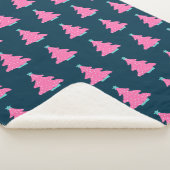 ネイビーコンテンポラリーブルーのピンクのクリスマスツリー シェルパブランケット (3/4)