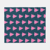 ネイビーコンテンポラリーブルーのピンクのクリスマスツリー フリースブランケット (正面(横))