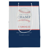 ネイビーザリトルチャンプ野球任意の年齢誕生日 ミディアムペーパーバッグ (裏面)