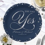 ネイビーシルバーセザーズYes婚約パーティ ペーパープレート<br><div class="desc">書エレガント跡婚約パーティ紙プレート。簡単でパーソナライズする詳細。チャットを通して私とtouchに入るもしあなたはアートワークに関する質問やカスタマイズが必要である。ご注意：ご注文、発送、製品情報など、Zazzleお客様の連絡直接https://help.zazzle.com/hc/en-us/articles/221463567-How-Do-I-Contact-Zazzle-Customer-Support-に関するサポート。</div>