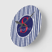 ネイビースタイリッシュブルーレッドストライプのイニシャルモノグラム ラウンド壁時計 (傾斜)