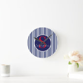 ネイビースタイリッシュブルーレッドストライプのイニシャルモノグラム ラウンド壁時計 (ホーム)