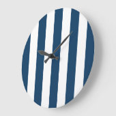 ネイビーストライプブルーのストライプ、パタストライプのーン ラージ壁時計 (傾斜)