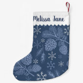 ネイビースノーフレークとピネコンのカスタマイズ スモールクリスマスストッキング (裏面)