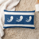 ネイビータコ/白い枕の上のイカ ランバークッション (ブランケット)