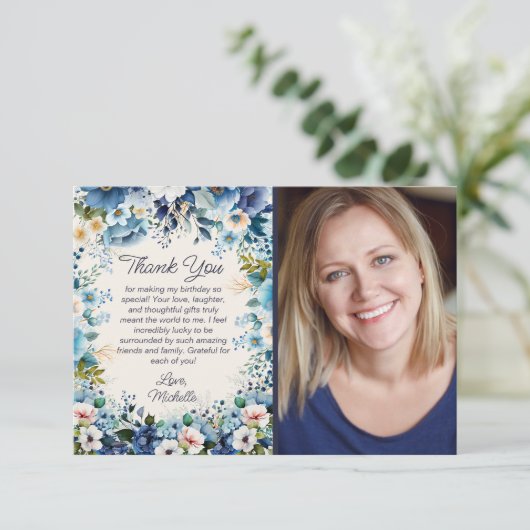 ネイビーダスティブルーホワイトフローラ誕生日写真 サンキューカード (スタンド正面)