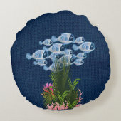 ネイビーテクスチャード、魚、ピンク – サンゴ ラウンドクッション (裏面)