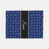 ネイビーパーソナライズされたブルーのハートとポープリントの名前 フリースブランケット (正面(横))