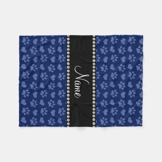 ネイビーパーソナライズされたブルーのハートとポープリントの名前 フリースブランケット (正面(横))