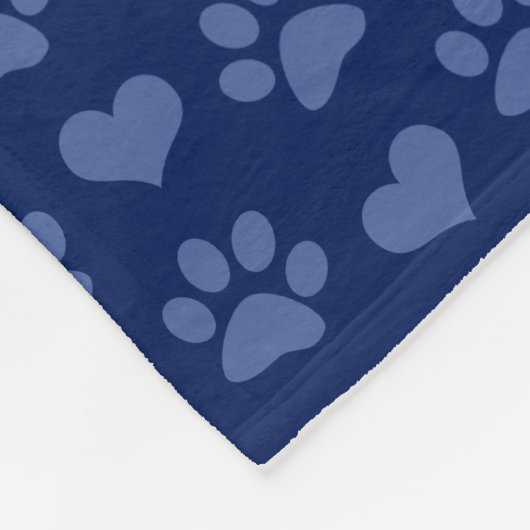 ネイビーパーソナライズされたブルーのハートとポープリントの名前 フリースブランケット (角)