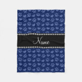 ネイビーパーソナライズされたブルーのハートとポープリントの名前 フリースブランケット (正面)