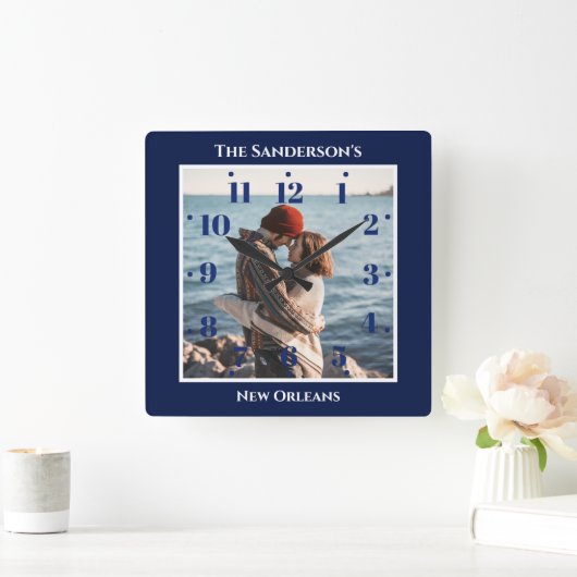 ネイビーパーソナライズされたブルースクエアトップ文字 スクエア壁時計 (ホーム)