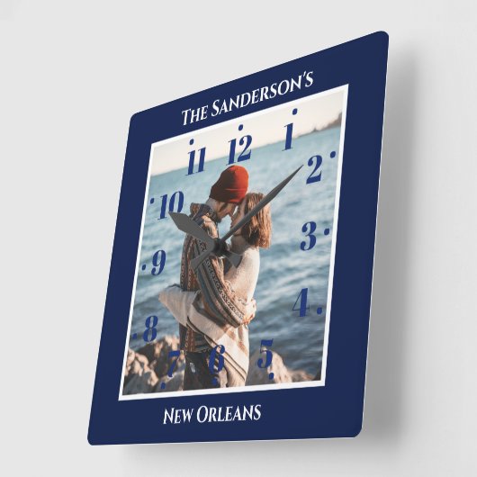 ネイビーパーソナライズされたブルースクエアトップ文字 スクエア壁時計 (傾斜)