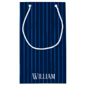 ネイビーパーソナライズされたブルーピンストライプ スモールペーパーバッグ (裏面)