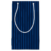 ネイビーパーソナライズされたブルーピンストライプ スモールペーパーバッグ (正面)